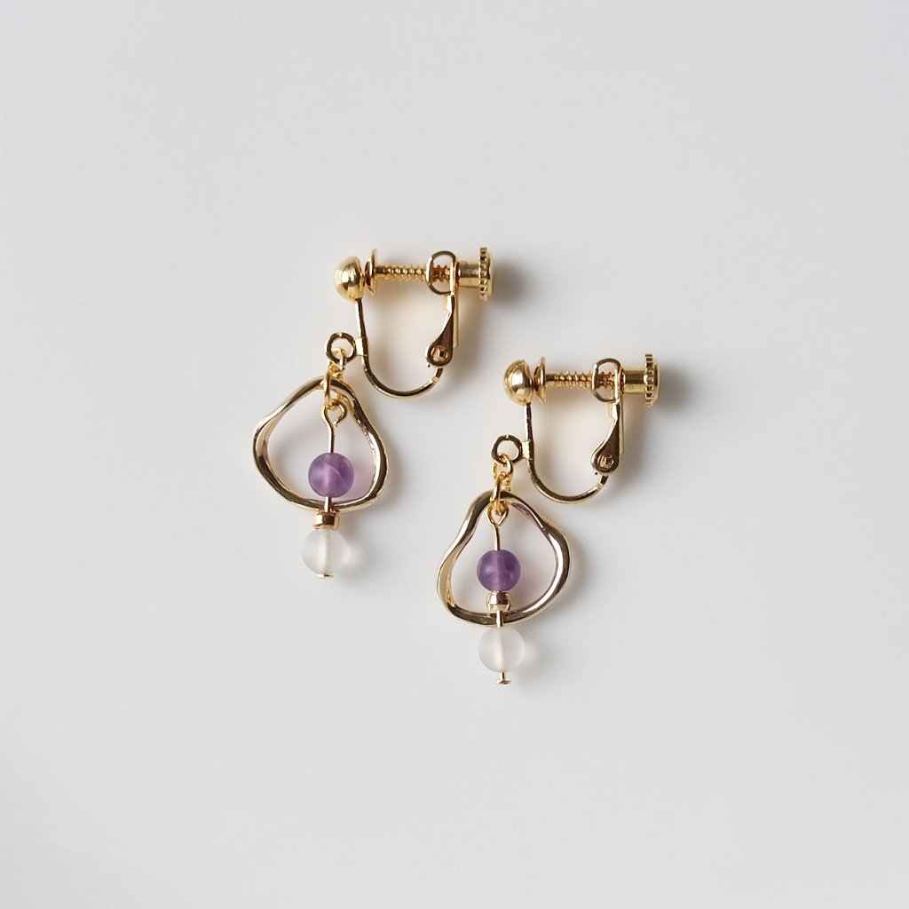 変形メタルフープと2色の天然石をセットしたイヤリングの画像