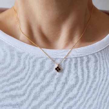黒のクローバーネックレスの画像