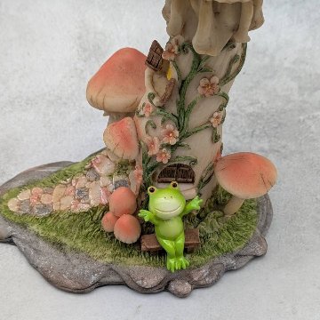きのこのおうちとカエルのガーデンオーナメントの画像