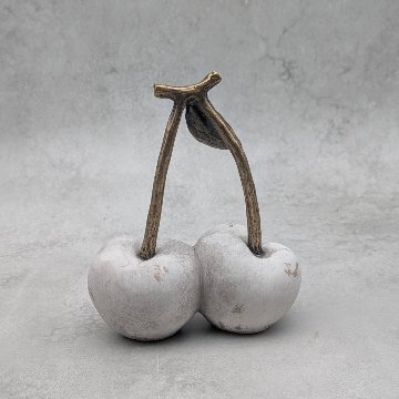 セメントチェリーオブジェの画像