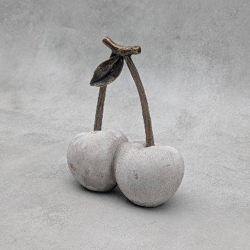 セメントチェリーオブジェの画像