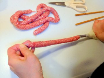 初めて作る方におすすめ「スパイス付」手作りソーセージキット[2回分]（天然羊腸２袋・スパイス２袋・口金・絞り袋・作り方解説書） の画像