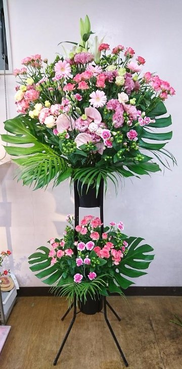 豪華スタンド花　２段（直接配達限定）　の画像