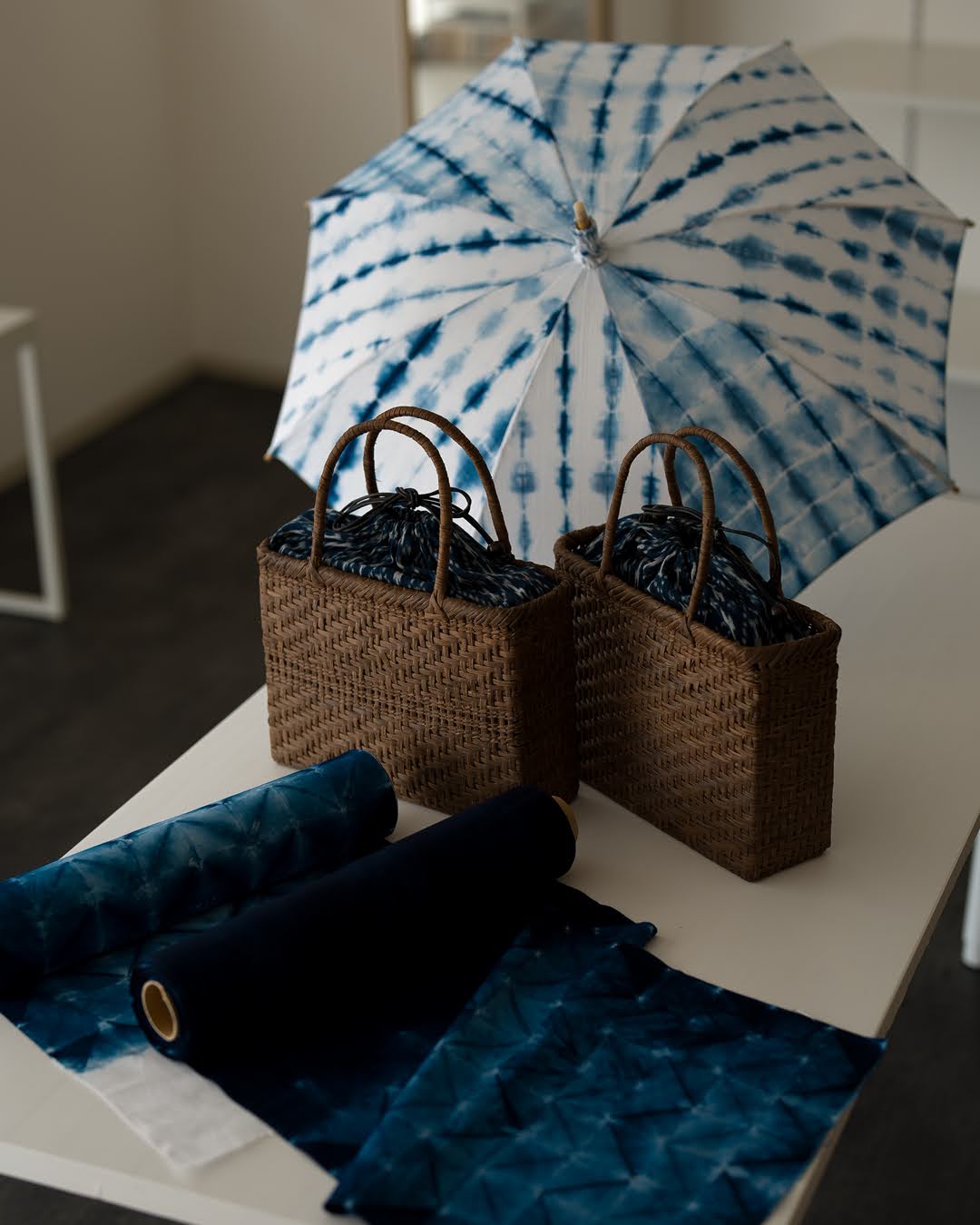 平敷慶彦(琉球藍染工房) 「煌き絞り× 白地に藍」千成堂別注 琉球藍染の浴衣＜お仕立て代込＞の画像