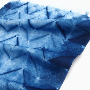 平敷慶彦(琉球藍染工房) 「煌き絞り× 白地に藍」千成堂別注 琉球藍染の浴衣＜お仕立て代込＞の画像