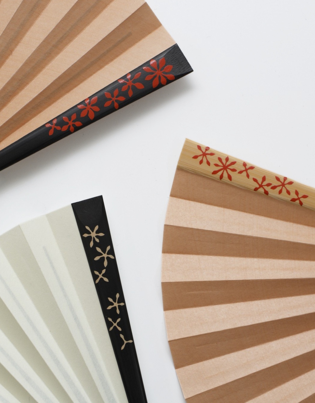 ＜4/1 21:00～発売＞橋爪玲子 漆絵の扇子 「百花・生成色」 黒染の竹(黒系)の画像