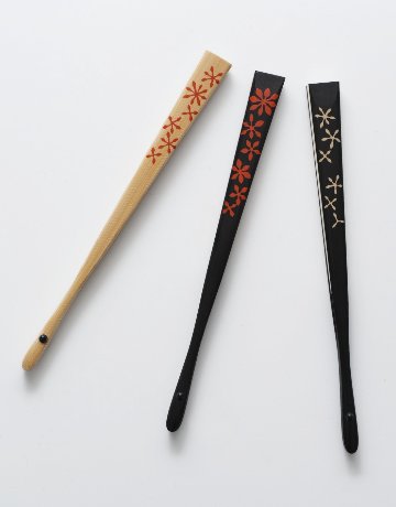 ＜4/1 21:00～発売＞橋爪玲子 漆絵の扇子 「百花・生成色」 黒染の竹(黒系)の画像