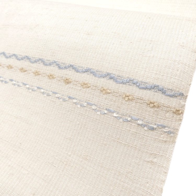 横山恵 「三才山紬 横段と浮織の着尺」千成堂別注 白磁（薄いグレージュ）に薄藍＜お仕立て代込＞の画像