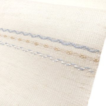 横山恵 「三才山紬 横段と浮織の着尺」千成堂別注 白磁（薄いグレージュ）に薄藍＜お仕立て代込＞の画像