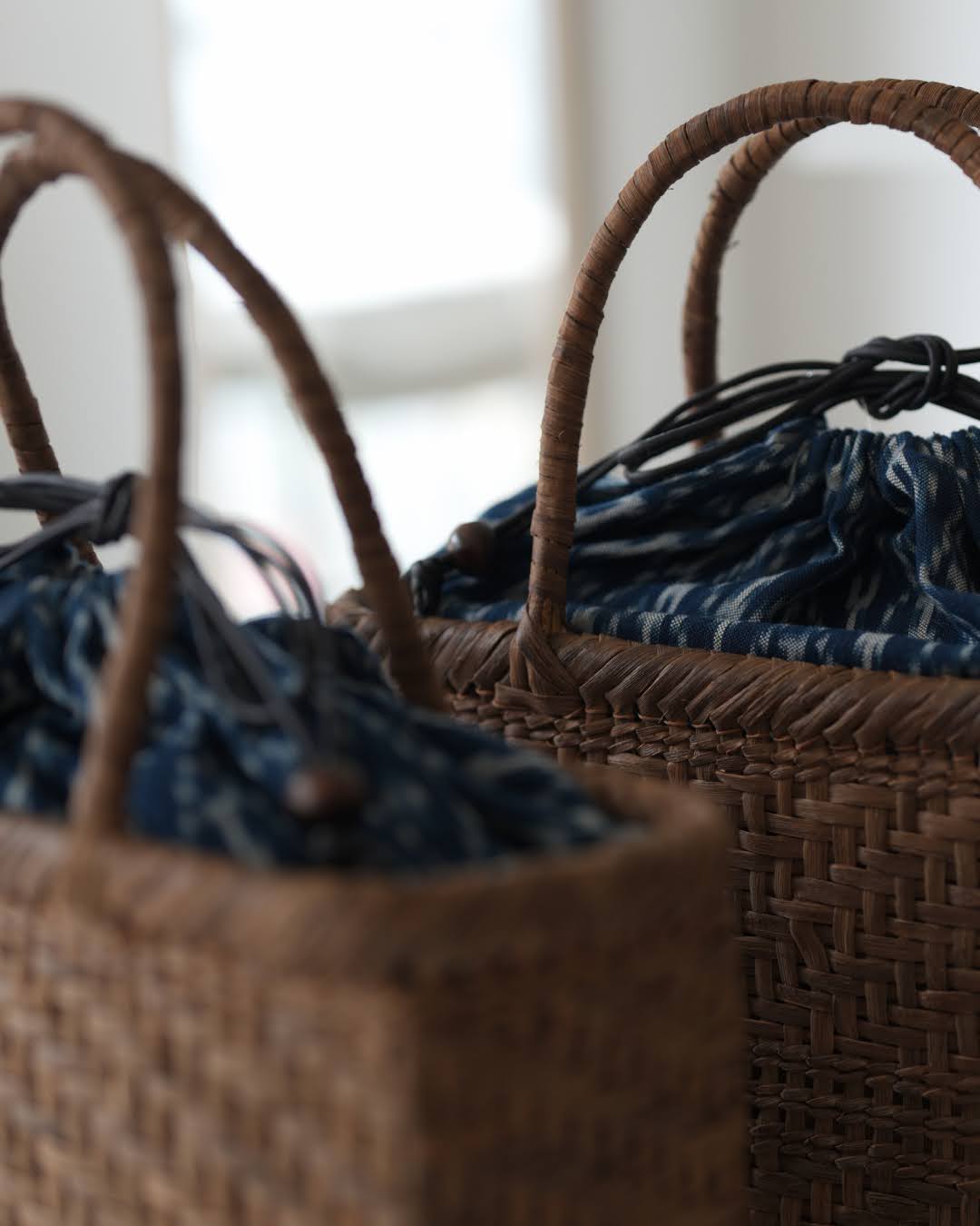 山形県の工房×千成堂着物店「国産 山葡萄蔓のかごバッグ×手織絣の綿布」ラインあり 茶＜即日発送可＞の画像