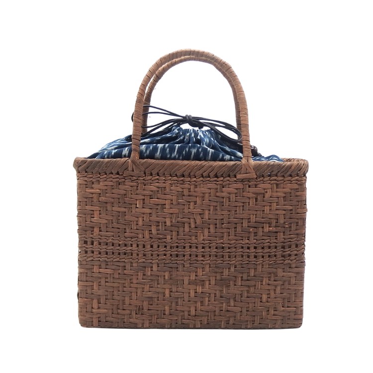 山形県の工房×千成堂着物店「国産 山葡萄蔓のかごバッグ×手織絣の綿布」ラインあり 茶＜即日発送可＞の画像