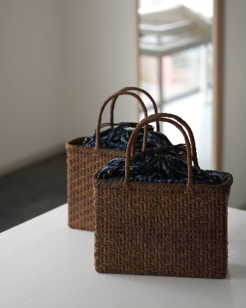 山形県の工房×千成堂着物店「国産 山葡萄蔓のかごバッグ×手織絣の綿布」ラインあり 茶＜即日発送可＞の画像