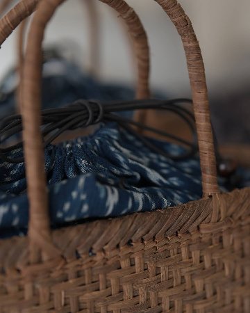 山形県の工房×千成堂着物店「国産 山葡萄蔓のかごバッグ×手織絣の綿布」ラインあり 茶＜即日発送可＞の画像