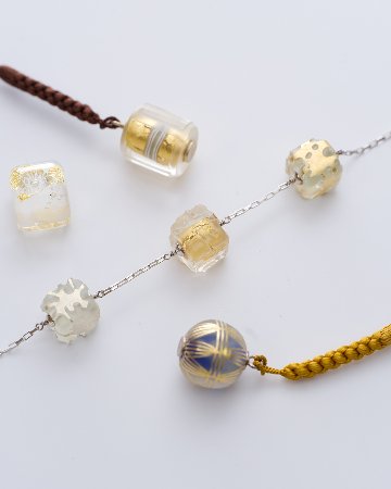 田上惠美子 硝子の帯飾り 「綾」  ガラス・金箔 黒檀の帯差しの画像