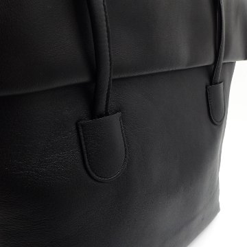 JUNYA WARASHINA (ジュンヤ・ワラシナ)「Museum Bag（ミュージアム・バッグ）」ハンドバッグ 黒 ラムレザーの画像