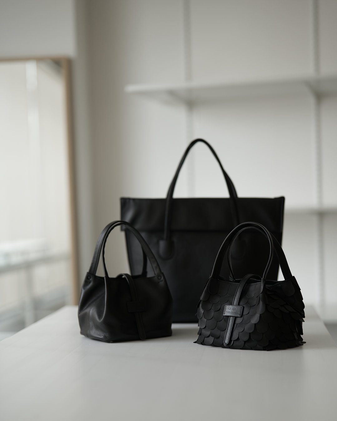JUNYA WARASHINA (ジュンヤ・ワラシナ)「Ohagi（オハギ）」ハンドバッグ 黒 ラムレザーの画像