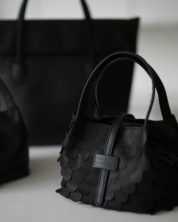 JUNYA WARASHINA (ジュンヤ・ワラシナ)「Ohagi, mop （オハギ, モップ）」ハンドバッグ 黒 ラムレザーの画像