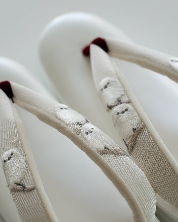 ＜8/22 21:00〜発売＞衿秀 草履「艶けし三段×シマエナガ刺繍」白よごし Lサイズ の画像