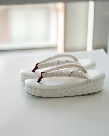 ＜8/22 21:00〜発売＞衿秀 草履「艶けし三段×シマエナガ刺繍」白よごし Lサイズ の画像