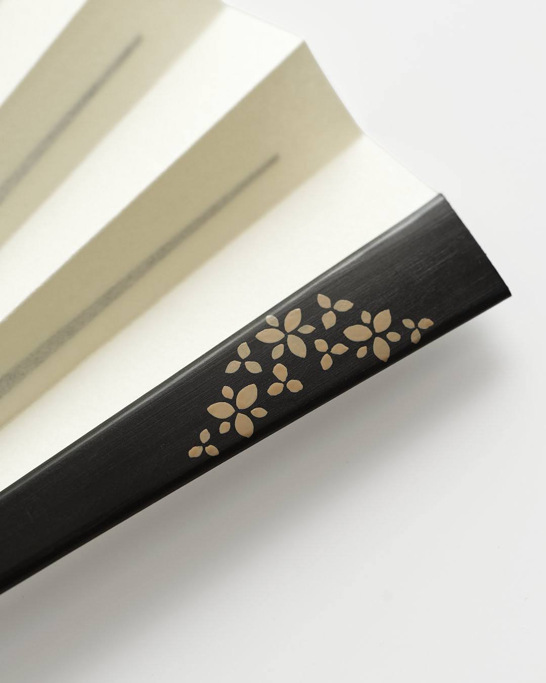 橋爪玲子 漆絵の扇子 「花」黒染の画像