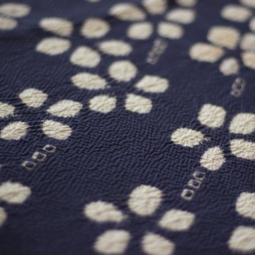 和小物さくら 大判ショール（ストール）濃鼠に梅絞り ＜即日発送可＞の画像