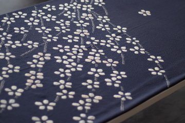 和小物さくら 大判ショール（ストール）濃鼠に梅絞り ＜即日発送可＞の画像
