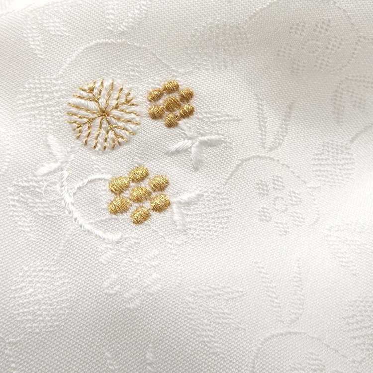 和小物さくら 帯揚げ 笹蔓文 白に金刺繍 ＜即日発送可＞の画像