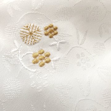 和小物さくら 帯揚げ 笹蔓文 白に金刺繍 ＜即日発送可＞の画像
