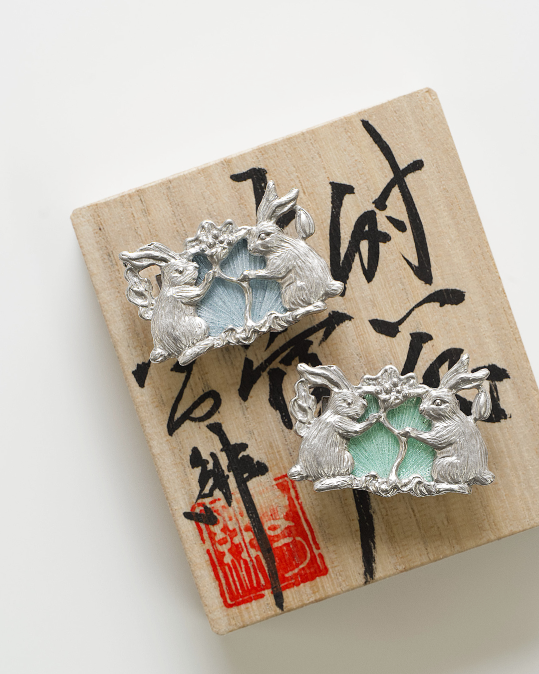 なつ緋 帯留 「対い兎 花宿り 七宝帯留」薄緑の画像