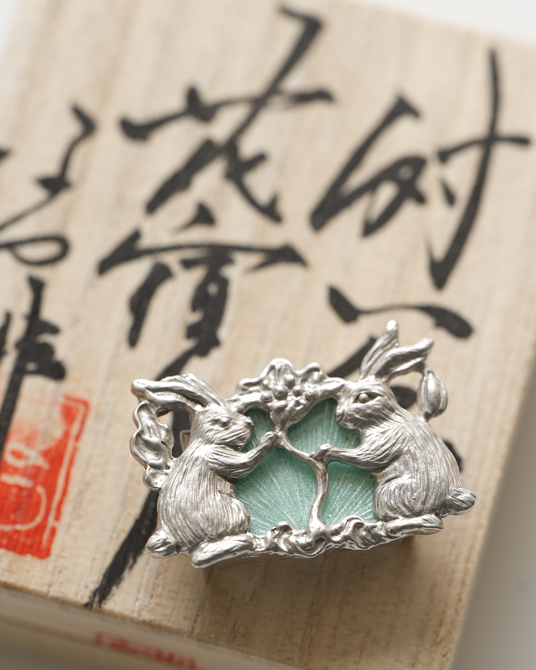 なつ緋 帯留 「対い兎 花宿り 七宝帯留」薄緑の画像