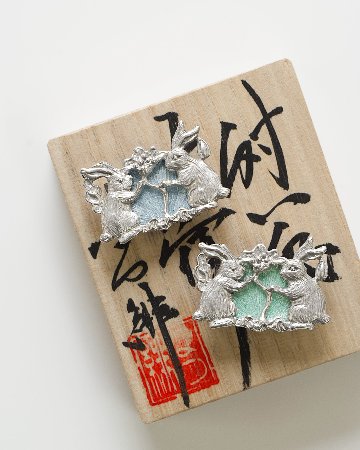 なつ緋 帯留 「対い兎 花宿り 七宝帯留」薄緑の画像