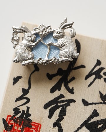 なつ緋 帯留 「対い兎 花宿り 七宝帯留」薄灰青の画像