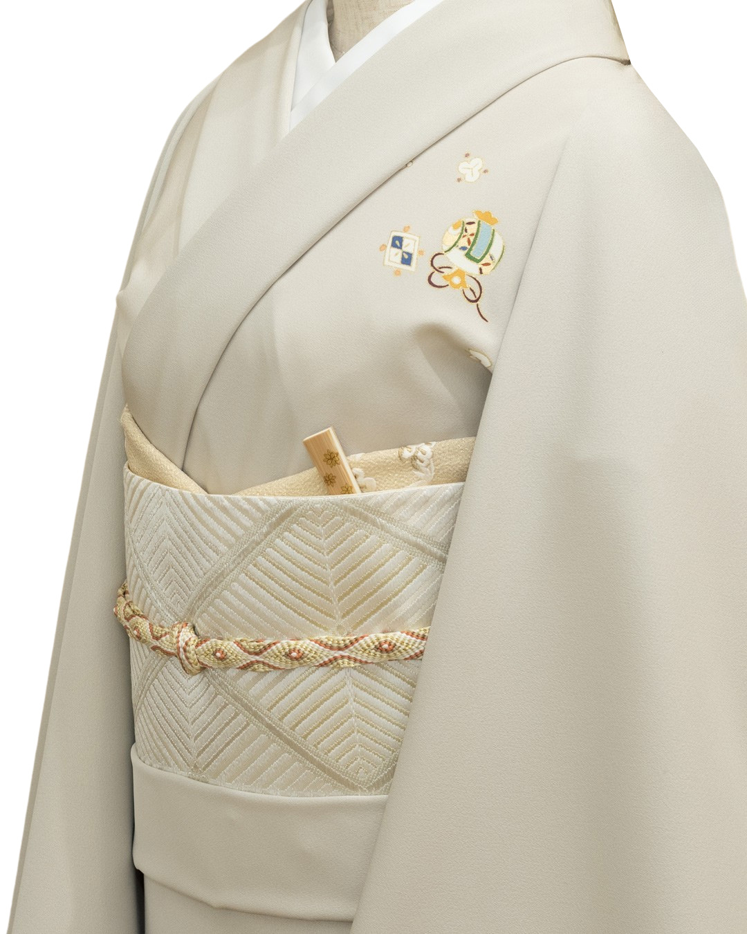 渡敬 ちりめん帯揚げ  金通し地に白の松竹梅の刺繍入り 正装用 ＜即日発送可＞の画像