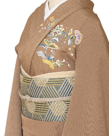 渡敬 ちりめん帯揚げ  金通し地に白の松竹梅の刺繍入り 正装用 ＜即日発送可＞の画像