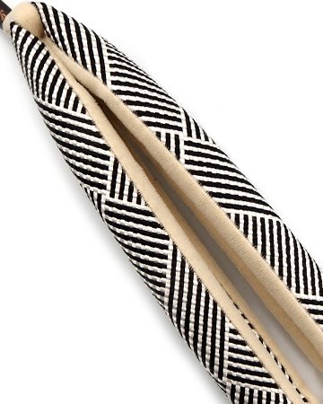 衿秀 組紐鼻緒 生成と黒の網目の画像