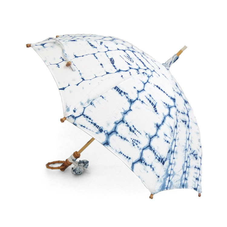 平敷慶彦(琉球藍染工房) 琉球藍染の日傘 「折り縫い絞り」 白と薄藍 画像