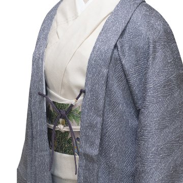 ＜お仕立て代込＞横山恵 「三才山紬 横段と浮織の着尺」千成堂別注 白磁地（薄いグレージュ）に薄藍色の花織の画像