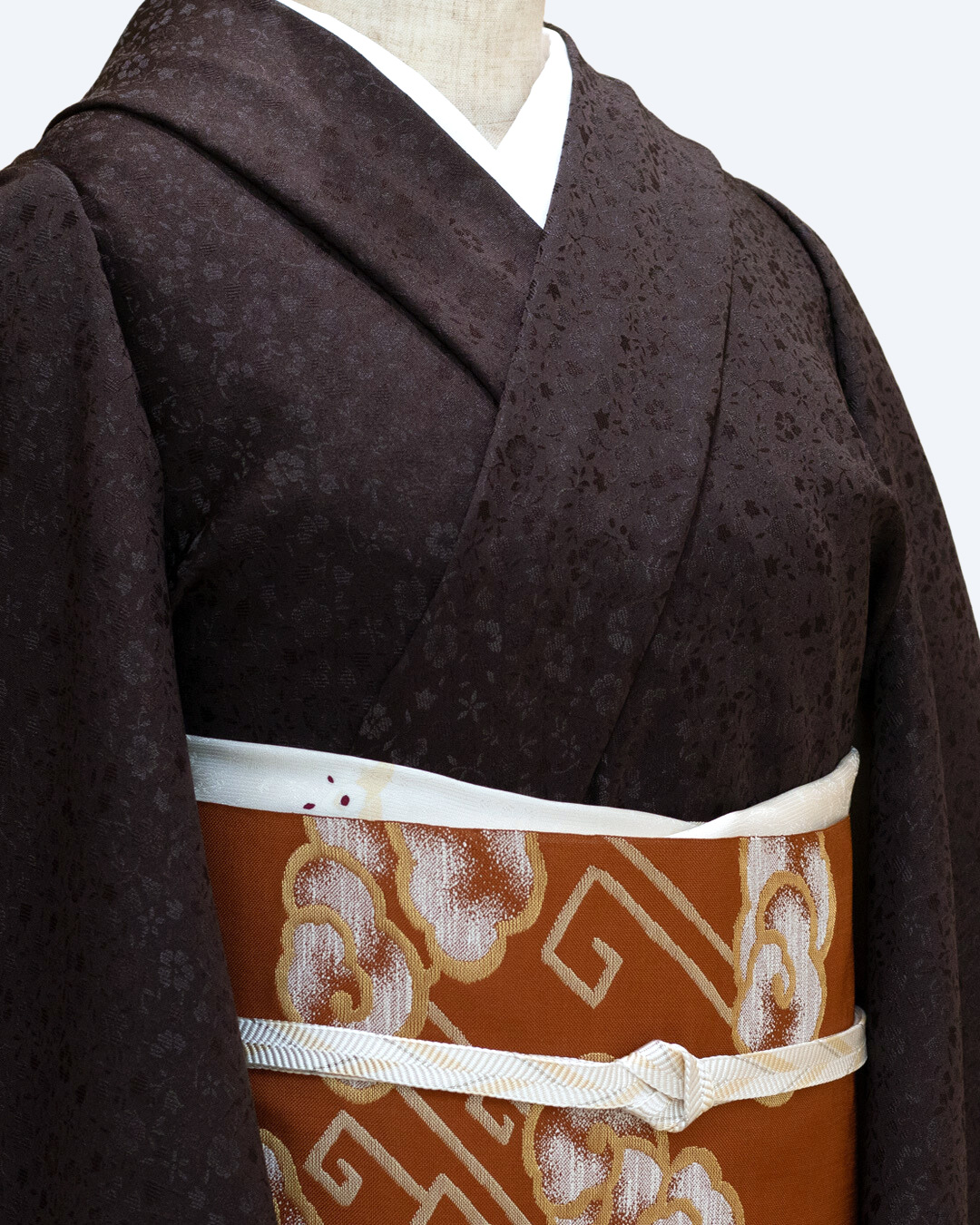 ＜価格はお問合せ下さい＞染の川勝 色無地 着尺・共八掛つき / 黒鳶色（くろとびいろ・紫みの茶系）× 花唐草 / 正規品の画像