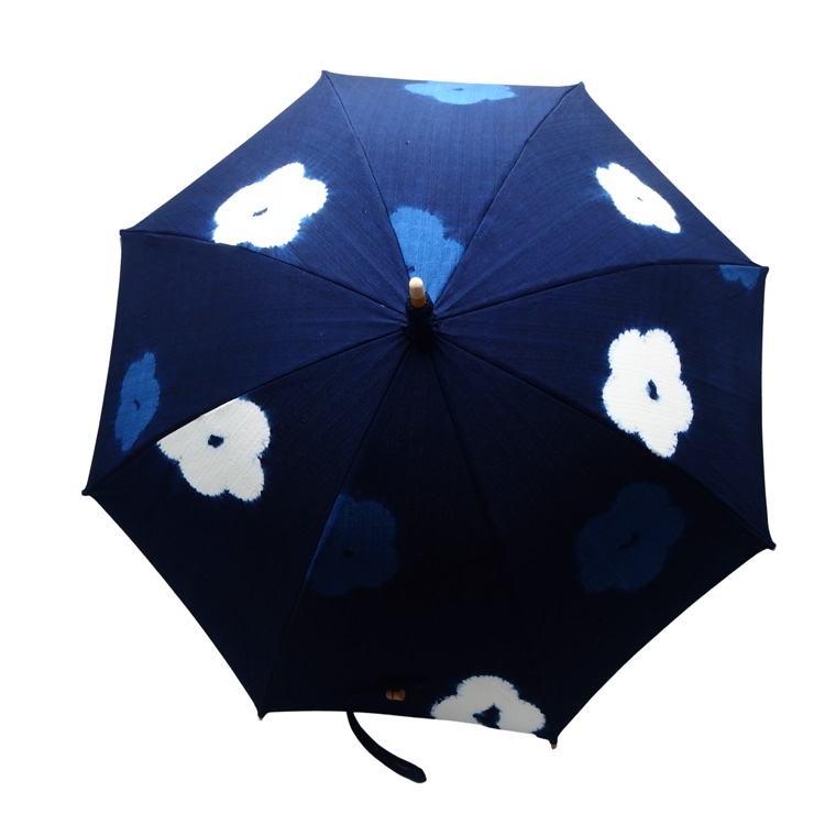 平敷慶彦(琉球藍染工房) 琉球藍染の日傘 「花」 濃藍に白と藍色 画像