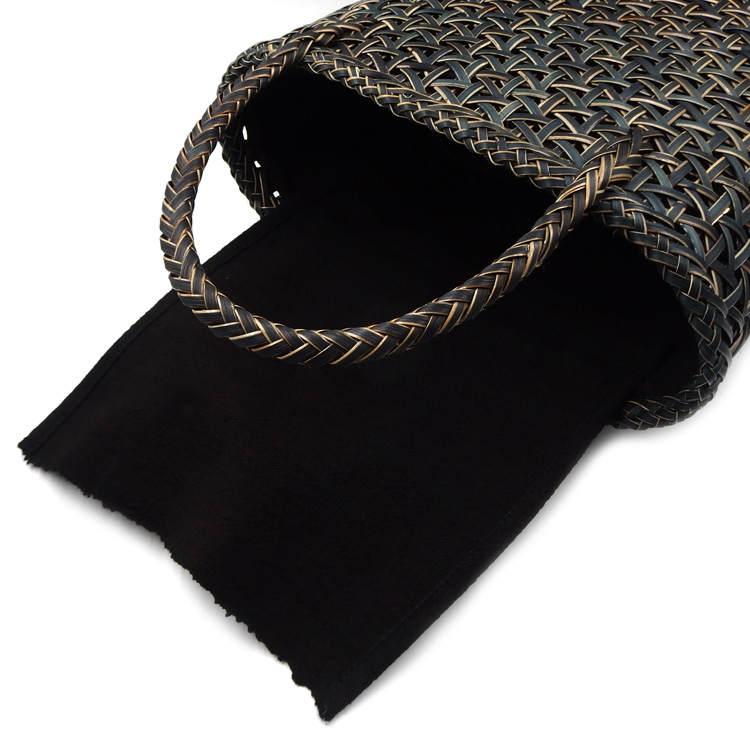 andekunde（アンデクンデ） 「黒の皮籐 鉄線編み×少数民族の手紡・手織の藍染綿」 縦型ハンドバッグ画像