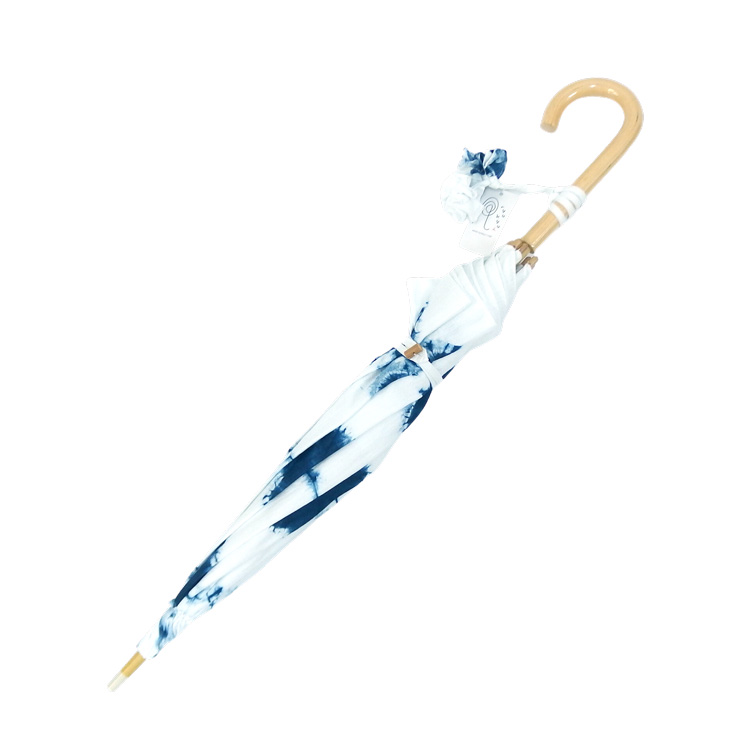 平敷慶彦(琉球藍染工房) 琉球藍染の日傘 「織りぬい花（大）」 白地に藍色画像