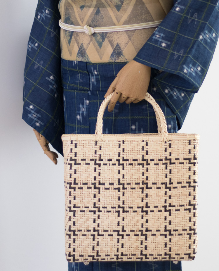 andekunde（アンデクンデ） 「皮籐 ウインドウペン×山岳民族の手織の麻」 縦型ハンドバッグ画像