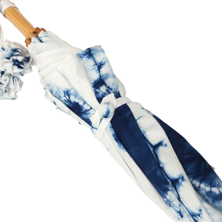平敷慶彦(琉球藍染工房) 琉球藍染の日傘 「花」 白地に藍色画像