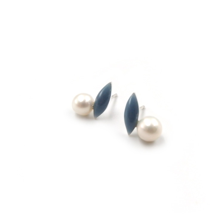 小室えみ香 ピアス 「Tiny earring-pearl-」 七宝とパール  くすみブルー画像