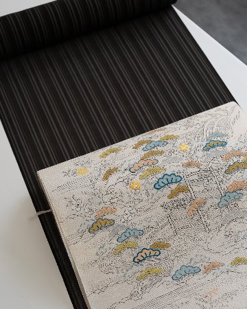 ＜お仕立て代込＞「本場黄八丈染 夏黄八」 着尺 黒に灰色と黄色の縞 の画像