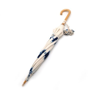 平敷慶彦(琉球藍染工房) 琉球藍染の日傘 「織りぬい花」 生成に藍色画像