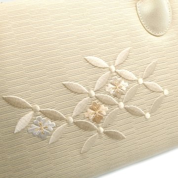 衿秀 利休バッグ つづれ地に花七宝の刺繍 生成色 ＜即日発送可＞の画像