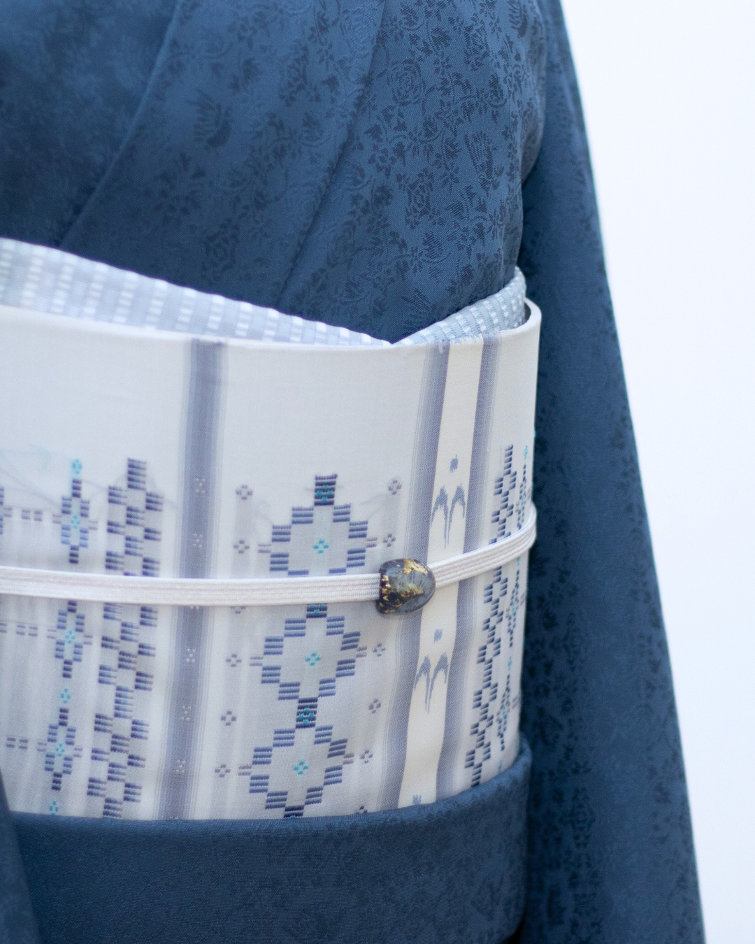 田上惠美子 硝子の帯留 「流」 藍鼠 ガラス・金箔の画像