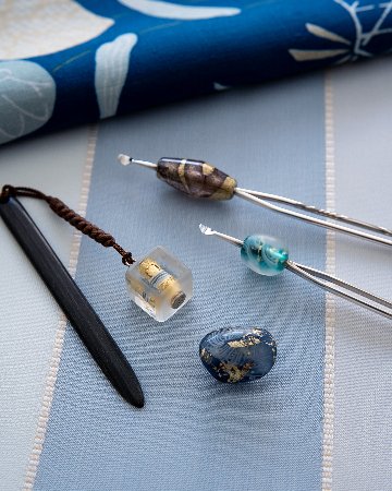 田上惠美子 硝子の帯留 「流」 藍鼠 ガラス・金箔の画像