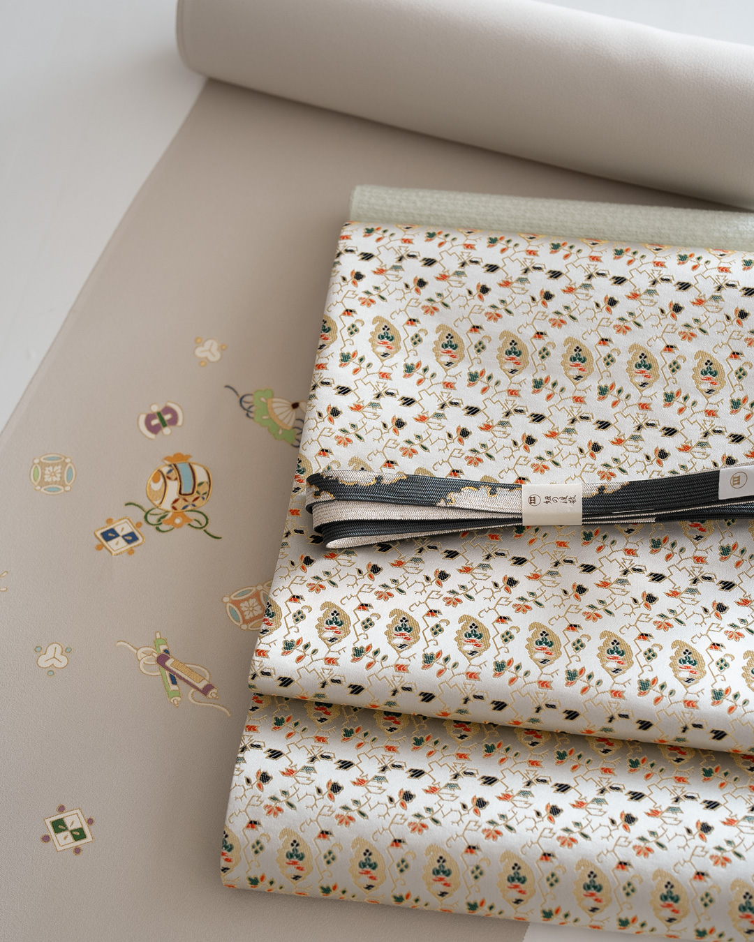 ＜お仕立て代込＞吉澤「宝尽くし」千成堂別注 友禅の付下げ 白茶の画像